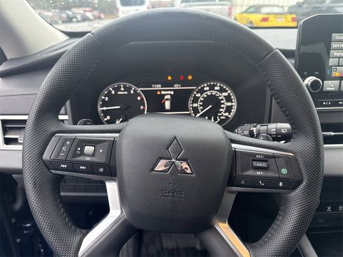 Used 2023 Mitsubishi Outlander SE image 23
