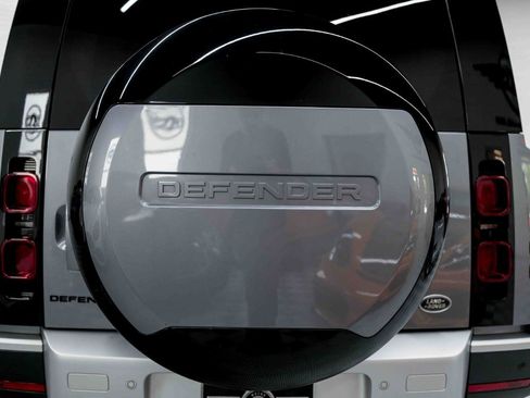 Used 2023 Land Rover Defender 130 SE image 28
