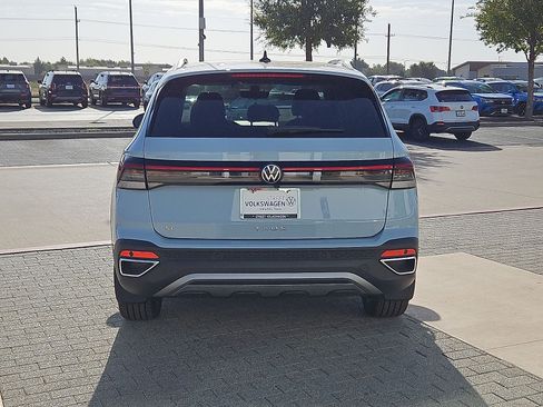 New 2027 Volkswagen Taos SE FWD image 7