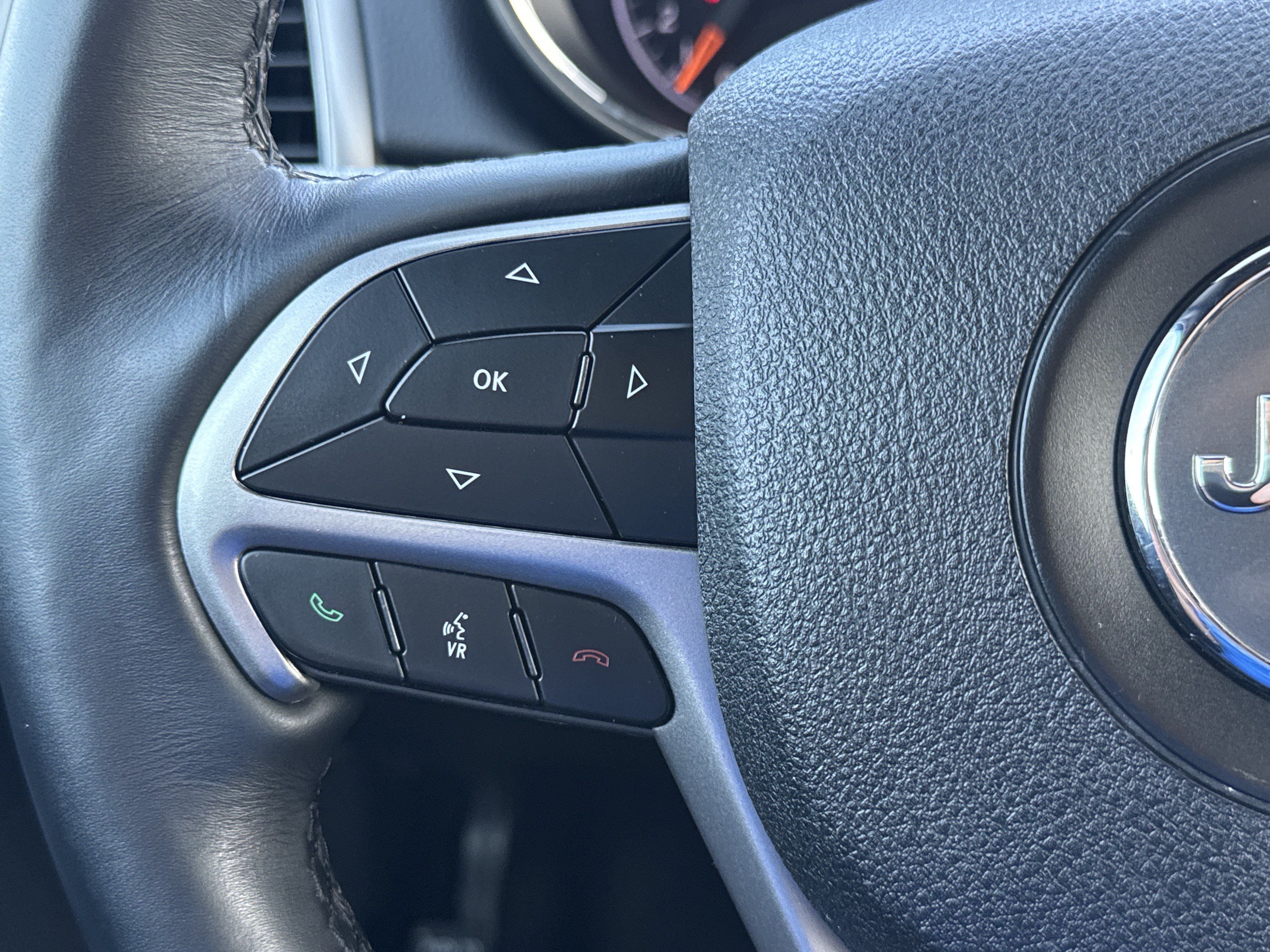 Used 2018 Jeep Grand Cherokee Altitude AWD/4WD image 16