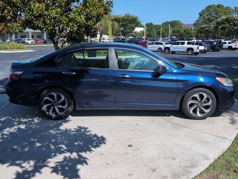 Used 2017 Honda Accord EX image 11