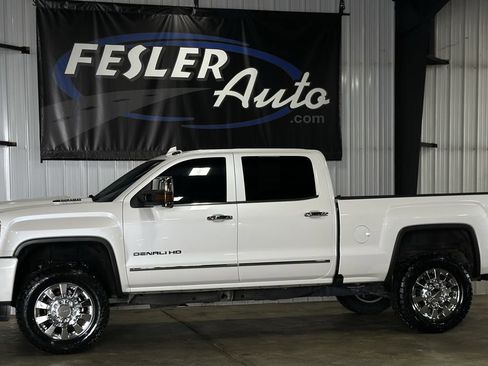 Used 2018 GMC Sierra 2500 Denali w/ Duramax Plus Package AWD/4WD image 3