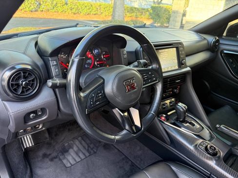 Used 2018 Nissan GT-R Premium image 13