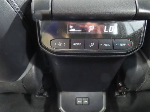 Used 2022 Toyota Highlander XLE FWD image 34