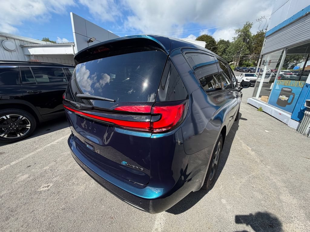 Used 2023 Chrysler Pacifica Touring-L w/ S Appearance Package FWD image 5