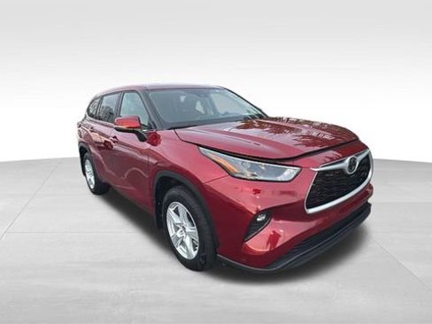 Used 2024 Toyota Highlander LE image 29