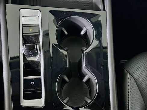 Used 2025 Volkswagen Atlas SE image 25