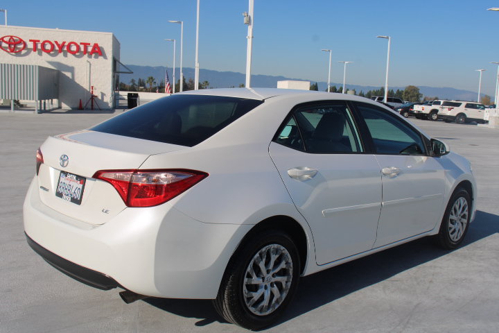 Used 2017 Toyota Corolla LE w/ Carpet Mat Package (TMS) FWD image 3