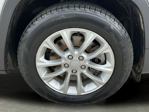 Used 2019 Jeep Cherokee Latitude w/ Cold Weather Group FWD image 16