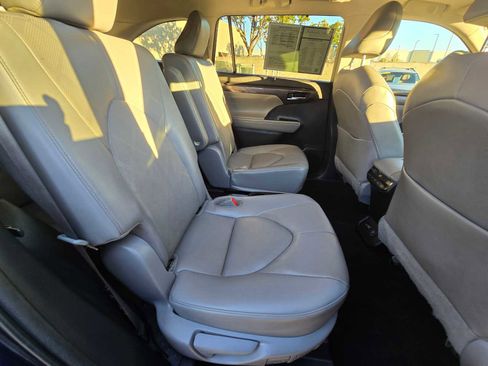 Used 2023 Toyota Highlander Platinum image 14
