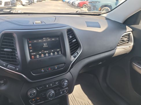 Used 2021 Jeep Cherokee Latitude Plus w/ Mopar Interior Package FWD image 20