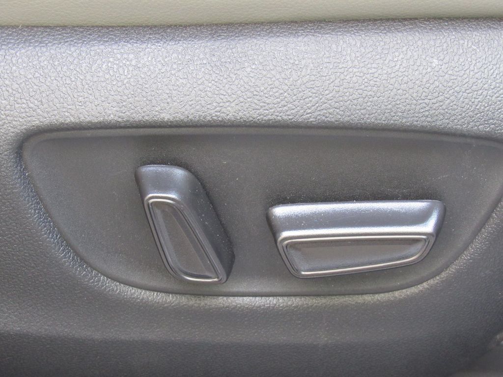 Used 2025 Toyota Sienna XLE FWD image 22