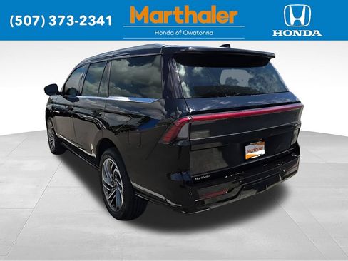 Used 2025 Lincoln Navigator Reserve AWD/4WD image 3