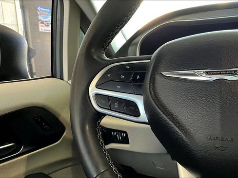 Used 2023 Chrysler Pacifica Touring-L FWD image 13