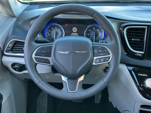 Used 2024 Chrysler Pacifica Touring-L image 17