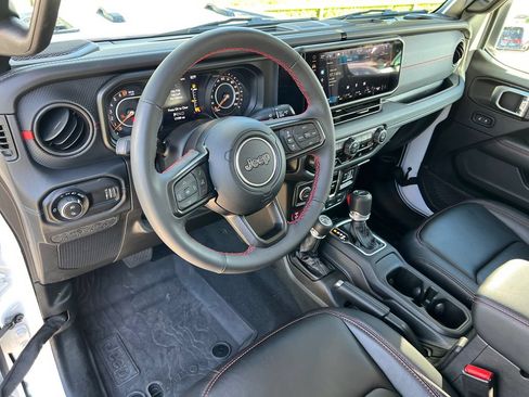 Used 2024 Jeep Gladiator Rubicon w/ Convenience Group AWD/4WD image 18