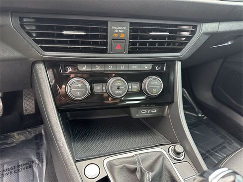Used 2024 Volkswagen Jetta SE w/ Panoramic Sunroof Package image 21
