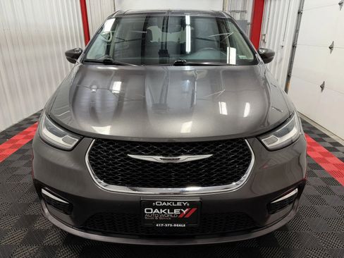Used 2023 Chrysler Pacifica Touring-L FWD image 7