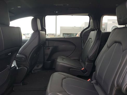 New 2026 Chrysler Pacifica Select image 11