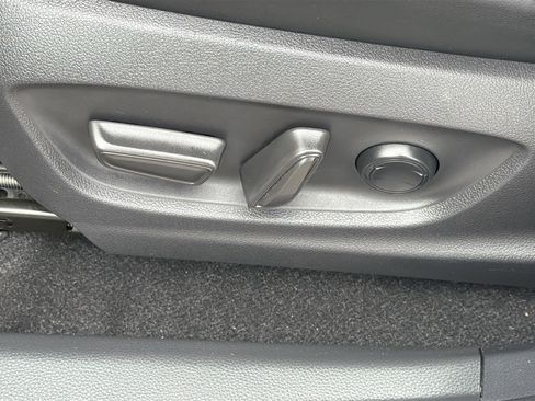 Used 2023 Toyota Crown Limited image 23