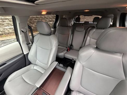 Used 2022 Toyota Sienna XLE FWD image 28