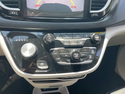 Used 2024 Chrysler Pacifica Touring-L FWD image 25