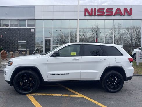 Used 2018 Jeep Grand Cherokee Laredo image 2