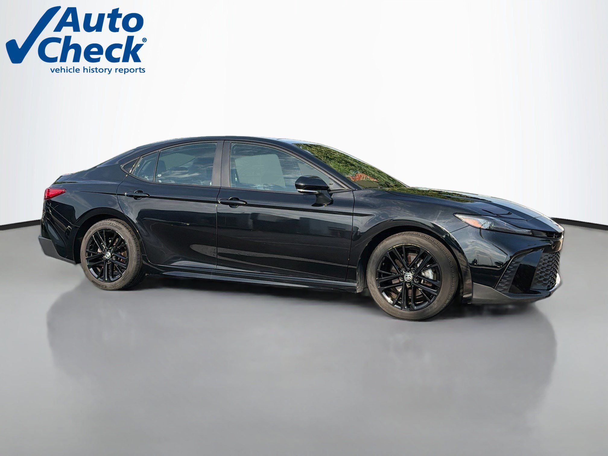 Used 2025 Toyota Camry SE FWD image 1