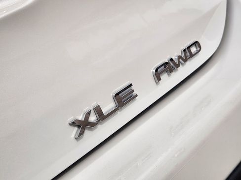 Used 2022 Toyota Highlander XLE AWD/4WD image 10