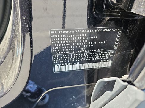 Used 2025 Volkswagen Taos SE w/ Panoramic Sunroof Package image 9