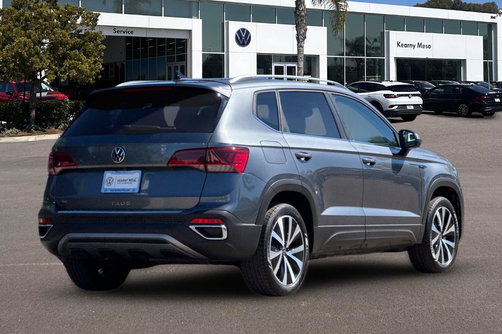 Used 2023 Volkswagen Taos SE w/ Panoramic Sunroof Package FWD image 4