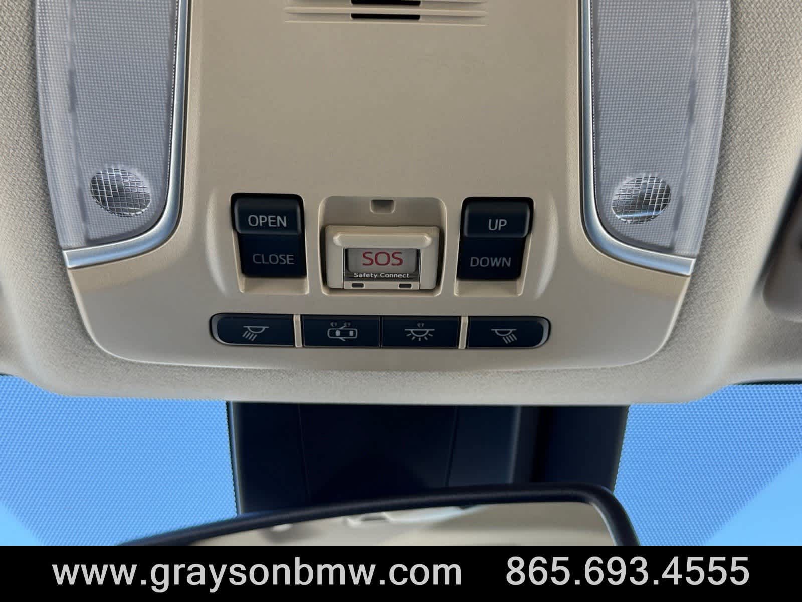Used 2022 Toyota Prius Limited w/ Premium Convenience Package FWD image 30