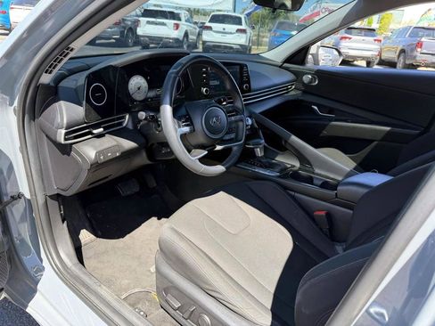Used 2022 Hyundai Elantra SEL w/ Convenience + Premium Package FWD image 11