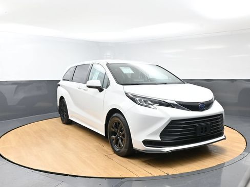 Used 2021 Toyota Sienna LE FWD image 2