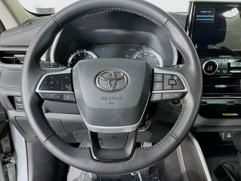 Used 2025 Toyota Highlander XLE FWD image 14