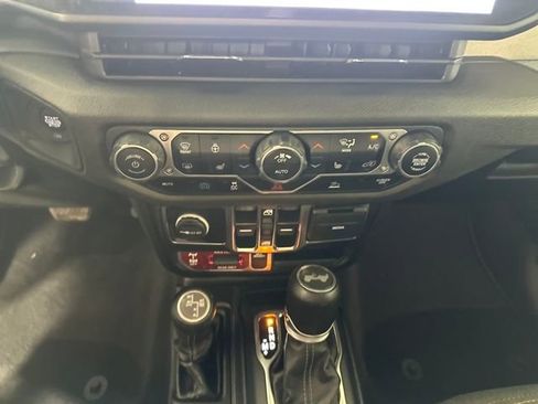 Used 2024 Jeep Wrangler Unlimited image 22