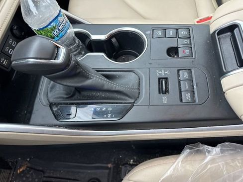 Used 2023 Toyota Highlander XLE image 5