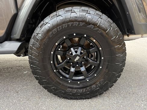 Used 2025 Jeep Gladiator Sport image 11