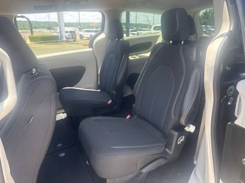 Used 2023 Chrysler Voyager LX FWD image 7