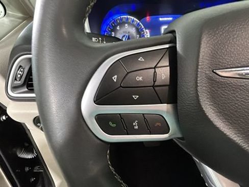 Used 2024 Chrysler Pacifica Touring-L FWD image 15