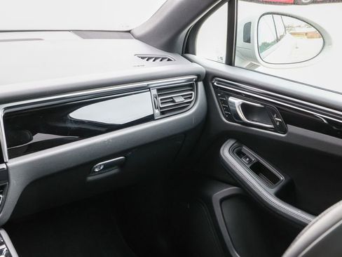 Certified 2026 Porsche Macan image 41