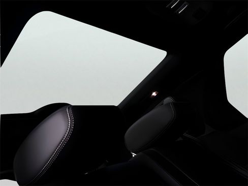 Used 2025 Land Rover Discovery Metropolitan Edition image 32