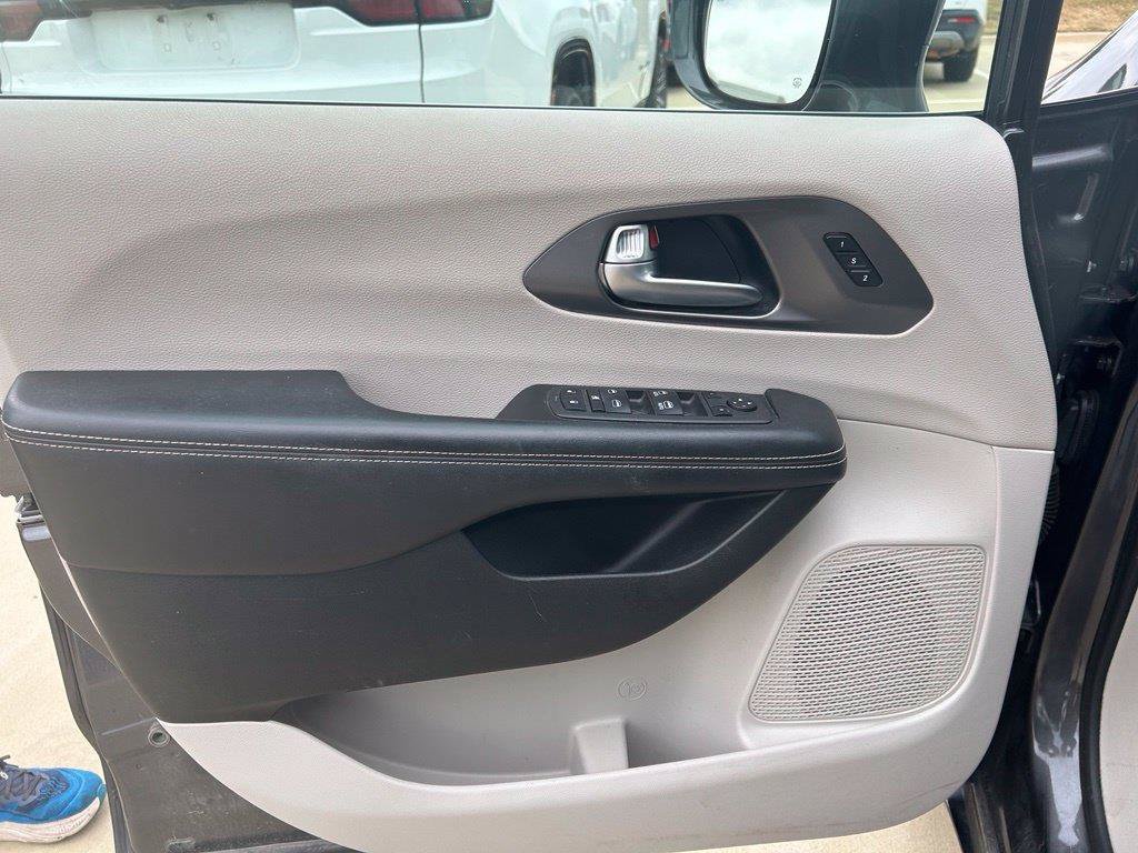 Used 2022 Chrysler Pacifica Touring-L FWD image 10