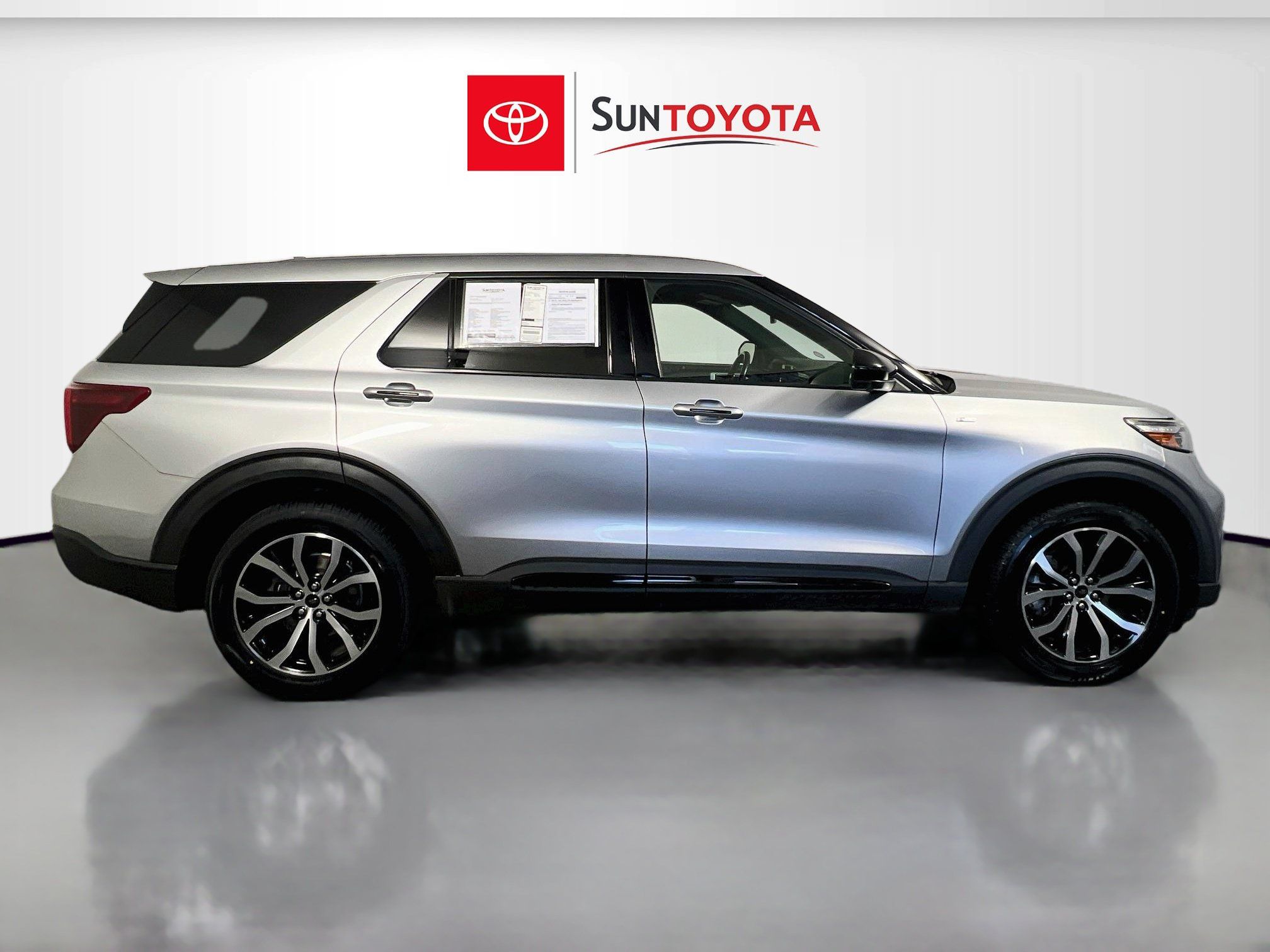 Used 2022 Ford Explorer ST-Line w/ Class IV Trailer Tow Package AWD/4WD image 2
