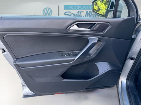 Used 2021 Volkswagen Tiguan SE w/ Panoramic Sunroof Package image 18