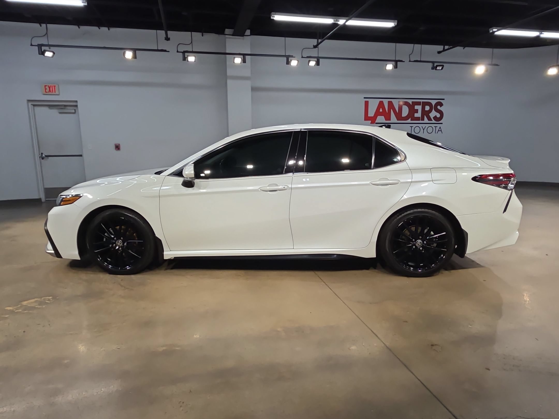 Used 2021 Toyota Camry XSE FWD image 4