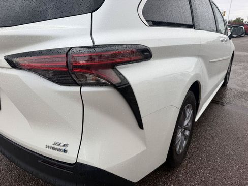 Used 2021 Toyota Sienna XLE w/ XLE Plus Package FWD image 15