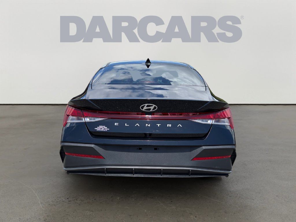 Used 2025 Hyundai Elantra SE FWD image 6
