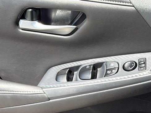 Used 2025 Nissan Sentra SV FWD image 22