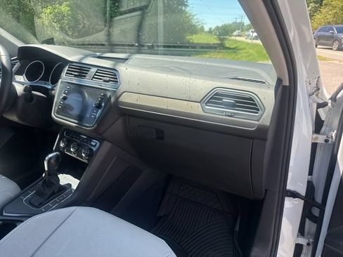 Used 2020 Volkswagen Tiguan SEL FWD image 34